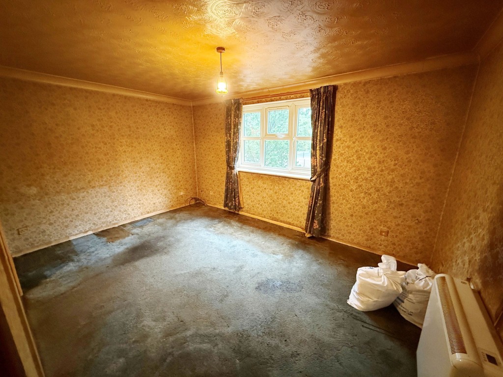 Lot: 146 - VACANT ONE-BEDROOM FIRST FLOOR FLAT FOR IMPROVEMENT - Living room with window to the front